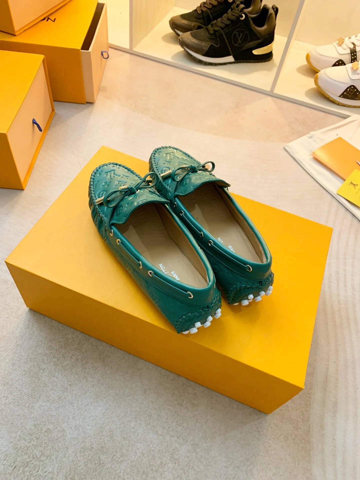 p460💰Couple model❤️🇫🇷 𝙇𝙤𝙪𝙞𝙨 𝙑𝙪𝙞𝙩𝙩𝙤𝙣 🇫🇷Louis Vuitton 2023 Classic𝓛𝓿 𝓣𝓻𝓪𝓲𝓷𝓮𝓻 Sports Series ➪➪➪¯ [Arizona Doudou Shoes Series] ▪️▪️▪️Arizona slip-on shoes are made of Monogram Eclipse canvas. Its hand-painted and dyed edges and hand-sewn uppers fully demonstrate Louis Vuitton's traditional shoemaking craftsmanship. This slip-on shoe is very lightweight. The integrated tongue and upper make it particularly comfortable and flexible. The soft outsole is equipped with rubber padding. Decorated with matching sash. Detailed features: ☑️Monogram Eclipse canvas ☑️Black Eclipse pattern ☑️Hand-painted shoe edges ☑️Hand-sewn uppers (each pair takes time to process) ☑️Integrated tongue and upper construction ☑️Outsole equipped with rubber lining ☑️size: 35_46